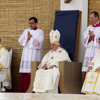 Mobiliers en carton - Visite du pape à Malte