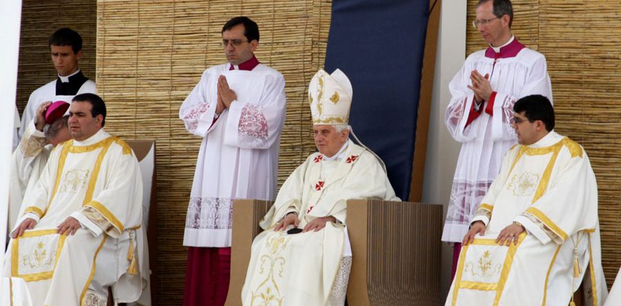 Mobiliers en carton - Visite du pape à Malte