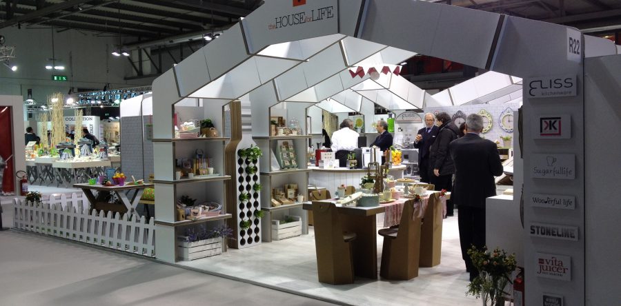 Mobiliers en carton - Ellis Homi 2015